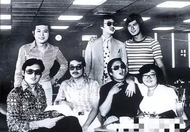 1970年,当时西洋音乐在香港掀起一股浪潮,于是谢贤与邓光荣等人,便