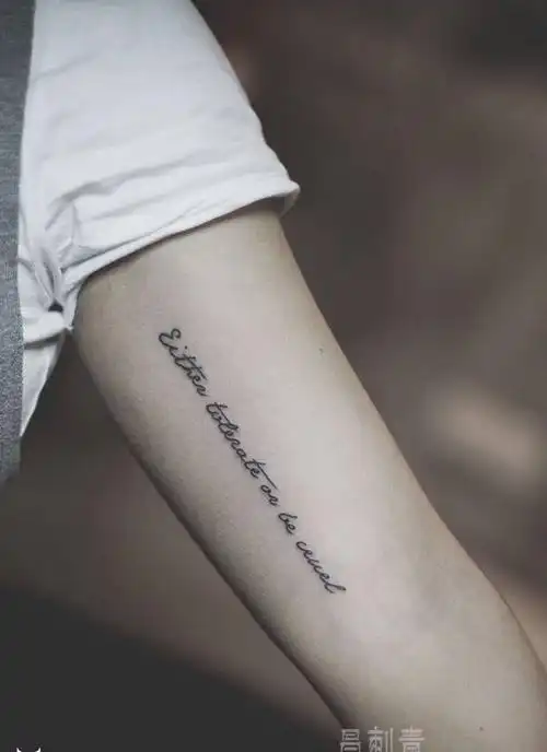 手臂内侧小英文纹身图片