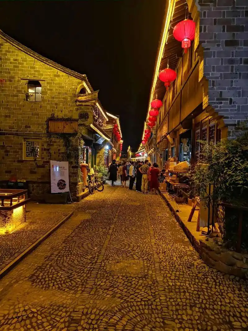 旧农村灯光设计 #乡村文旅灯光亮化施工#古村落改造夜景照明 - 兑音