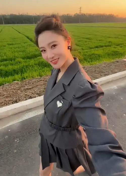 侯梦莎个人资料简介:靠军旅剧走红,搭档吴京爆火,和丈夫毛毅因戏生情