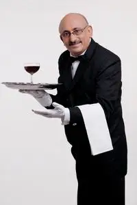 管家拿着的饮料管家服务拼盘管家拿着一瓶性格开朗的年轻男管家的肖像