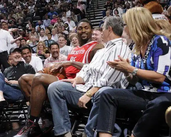 nba的救球有两种,一种是别人的一种是奥尼尔的!你见过清场吗?