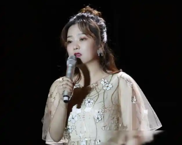 昨天,配音演员乔诗语,在话剧表演过程当中,因为代入了个人情绪,导致在