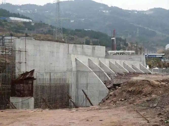 扶壁式挡土墙该项目预计今年底主体工程完工,明年6月建成.