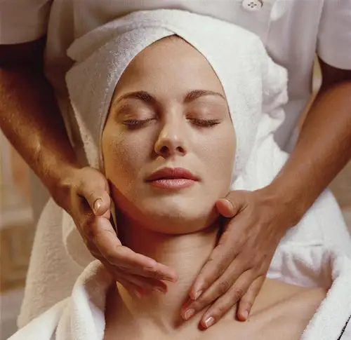 误区六:忽略颈部肌肤的护理