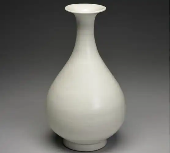 明永乐 甜白釉玉壶春瓶(正面) 台北故宫博物院馆藏明永乐 甜白釉玉壶