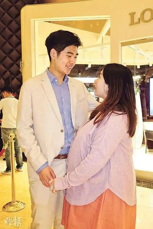 赌王千金何超盈挺巨肚支持妈妈看艺术展听歌胎教