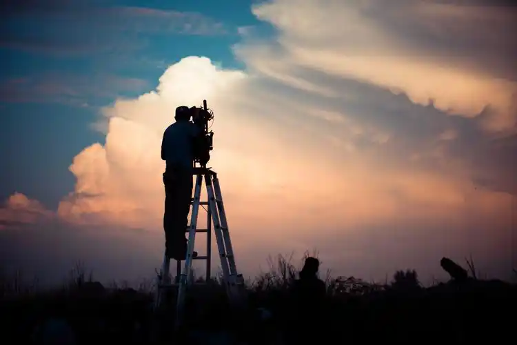 2l定焦镜头拍下的电影摄影师的夕阳剪影.