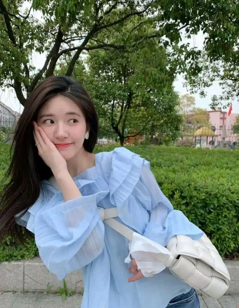 原创22岁的赵露思穿搭很高级,穿蓝色衬衫配蓝色牛仔裤,气质清新甜美