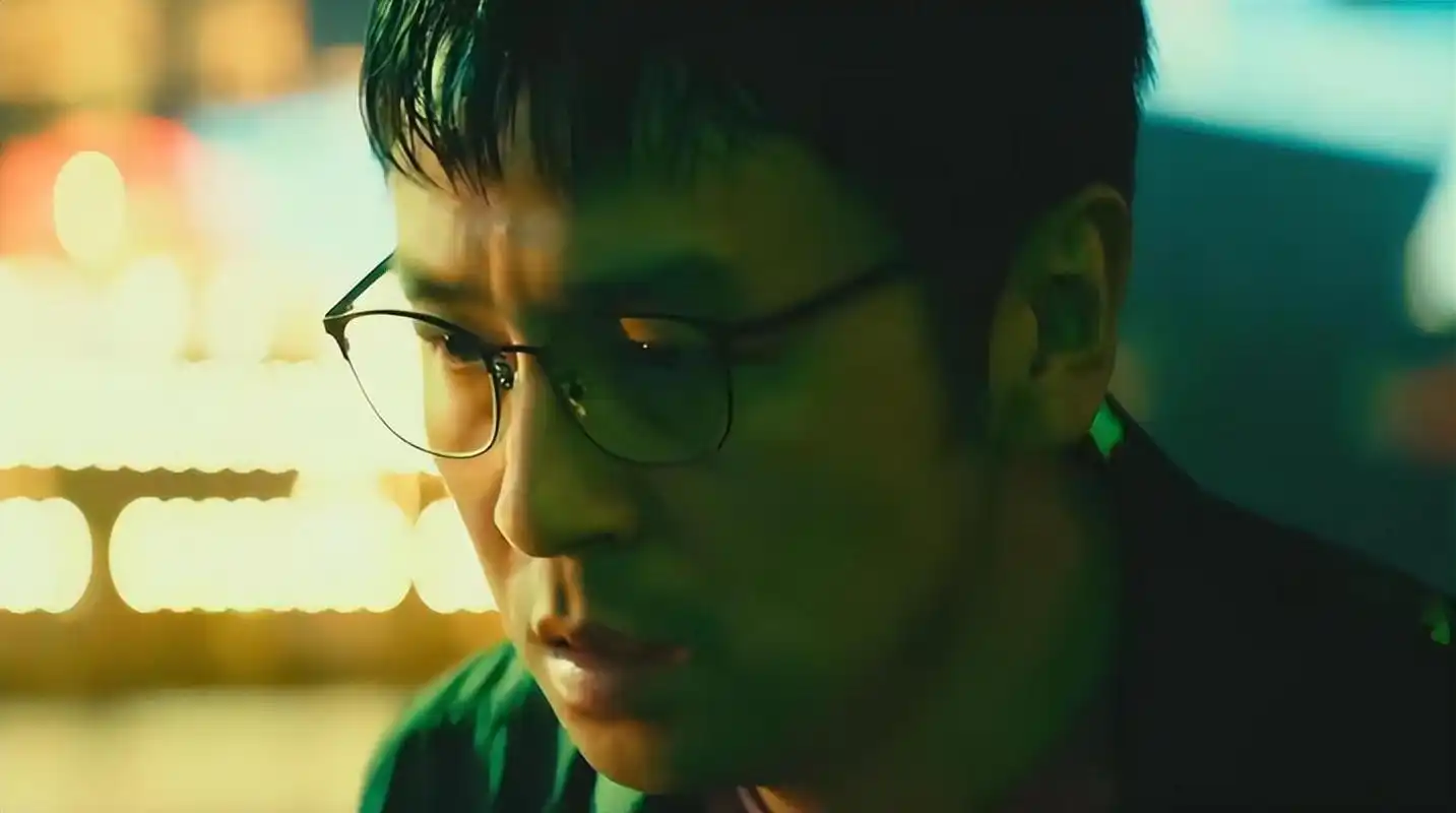 张艺谋《坚如磐石》:但凡雷佳音拉胯一点,都压不住