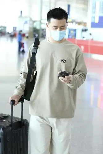 组图:窦骁寸头造型运动装利落帅气 一路手机不离手"业务繁忙"