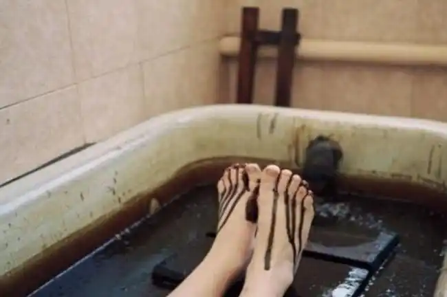 一次"泥巴浴"400美元,能治关节痛对皮肤好,吸引美女入浴