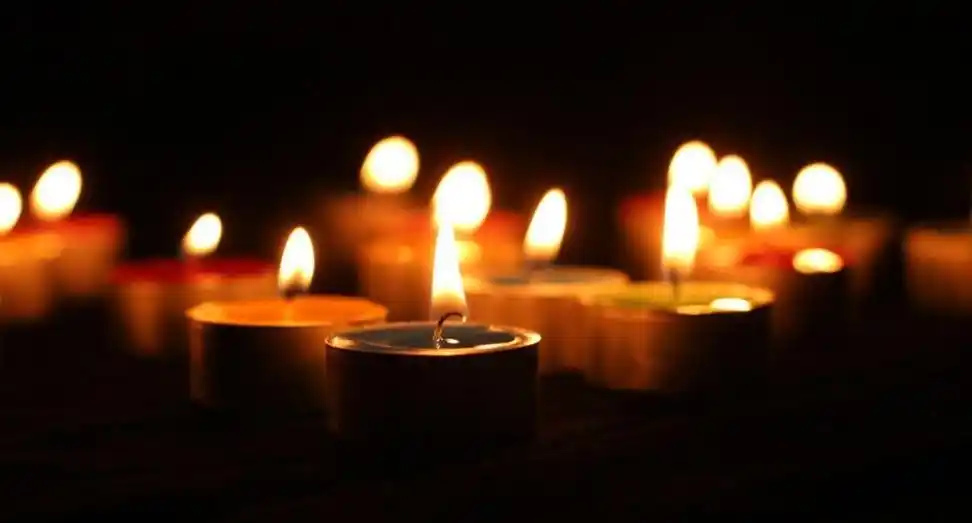 致敬英雄祭奠逝者请为大理洱海坠机英雄点亮一支蜡烛