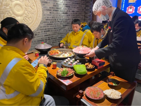 难得的聚餐  外卖小哥免费吃火锅这是美团外卖和珮姐重庆火锅一起,为