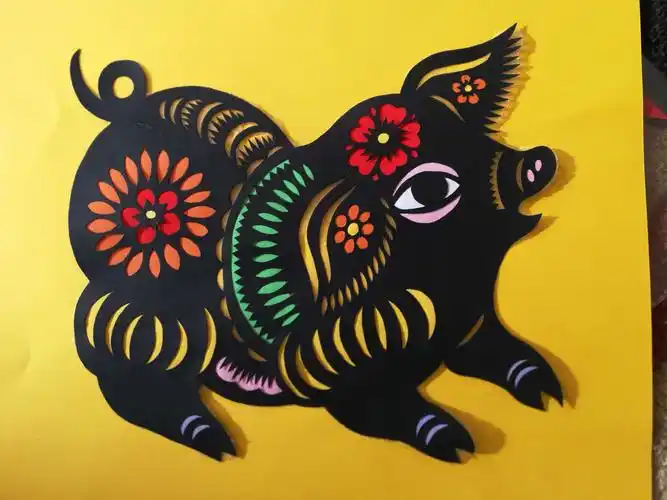 套色剪纸《吉祥猪》辽阳老干部大学剪纸班