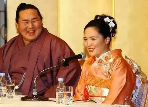 朝青龙的妻子托尔美和他一样是蒙古人,在日本念书.