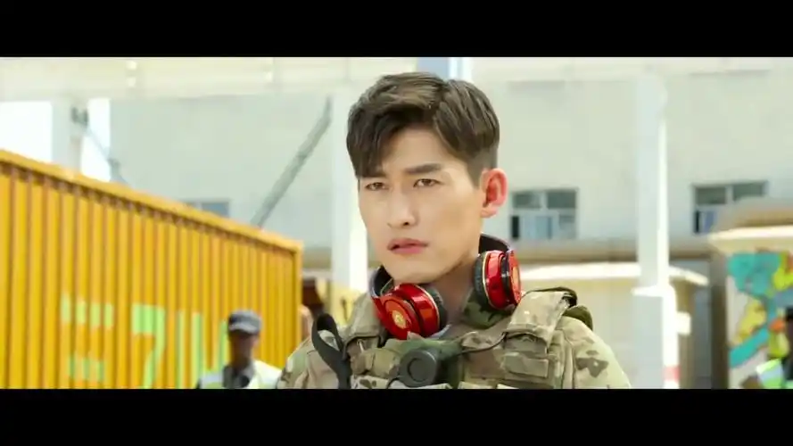 战狼2张翰在美女面前耍帅男人就该玩这个结果尴尬了zt