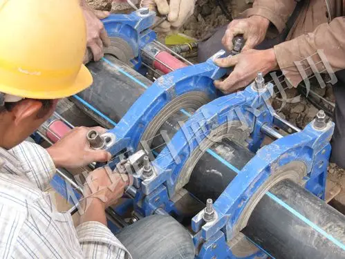 3管道接口处正进行热熔连接