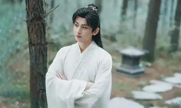 让我们一起来欣赏成毅的古装造型,简直如同画卷中的神仙一般,美得让人