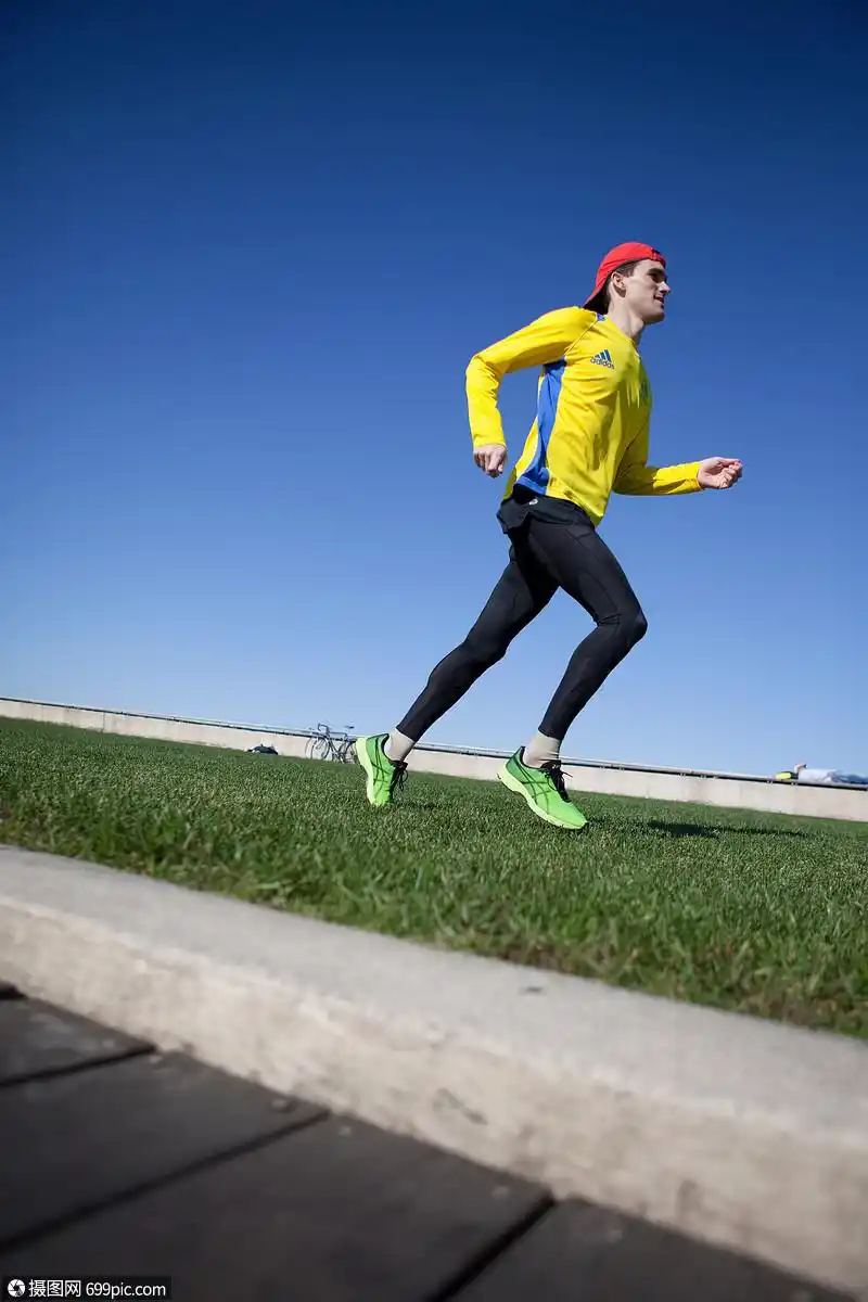 在草地边跑步的人