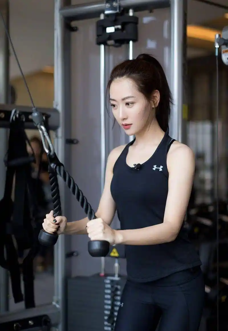 这样的背心虽然没有展现出白冰的腹肌,却将她优美的身材曲线勾勒得