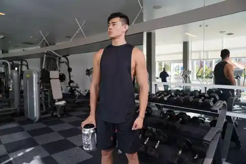 天气热起来了,肌肉男又开始流行侧乳装了!