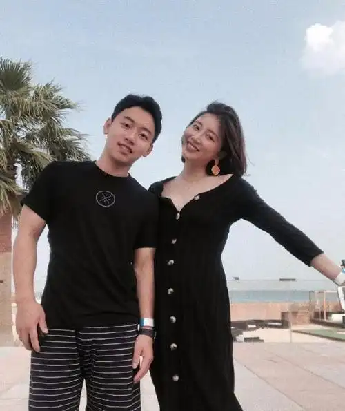 体操运动员奥运5金邹凯发文大撒狗粮 妻子周捷孕照依旧美