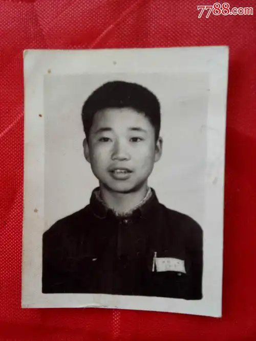 老照片少年半身照