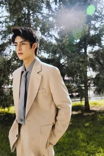 王皓轩西装写真曝光 俊朗帅气眼镜杀变身雅痞绅士