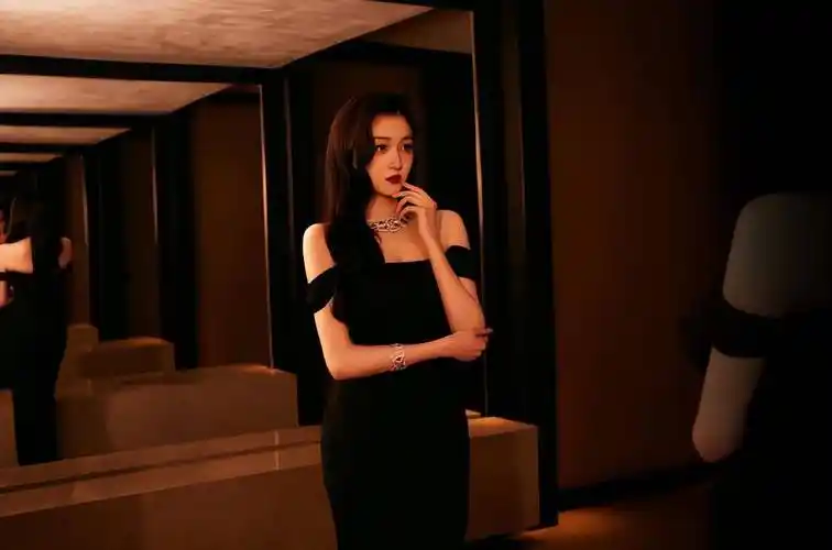 简单的黑色连衣裙,充满个人风格!看看关晓彤是怎么打扮的!