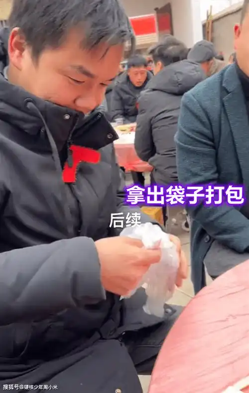 男子从口袋里掏出一个塑料袋,直接把桌上的牛肉倒进袋子里,打包带走