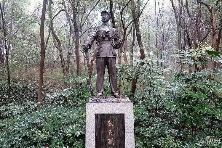 芜湖,我又一次离开高速,为的是凭吊一下芜湖赭山上的戴安澜将军之墓