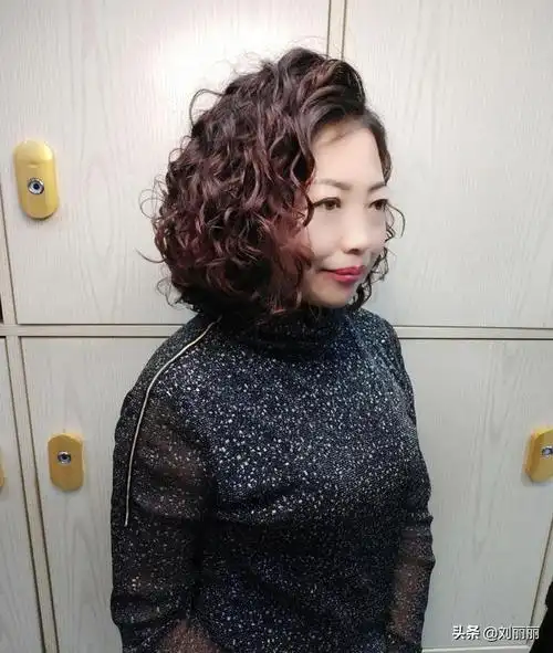 2022中长发最洋气的减龄烫卷(40到60岁女性剪短发烫小卷)(9)
