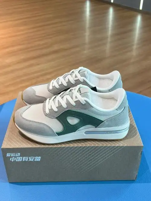 安踏冠军女板鞋