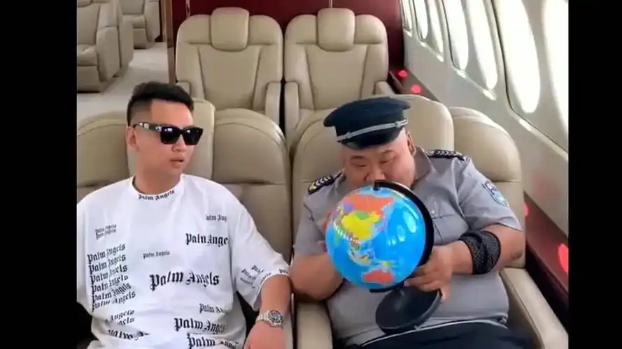 经理让胖保安坐飞机出差看他怎么做的接下来的一幕搞笑了