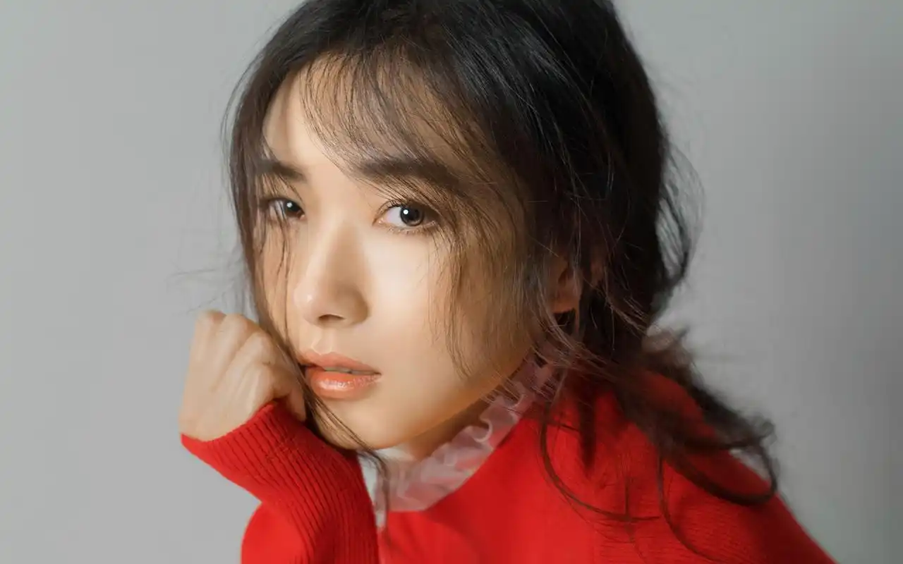 万茜红衣性感美腿写真图片桌面壁纸