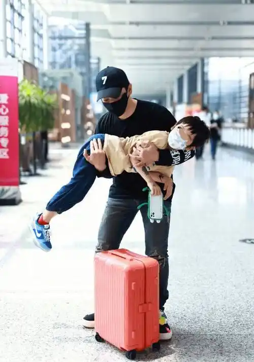 黄晓明带儿子出游,小海绵摔倒五官像妈妈_家庭_父爱_孩子