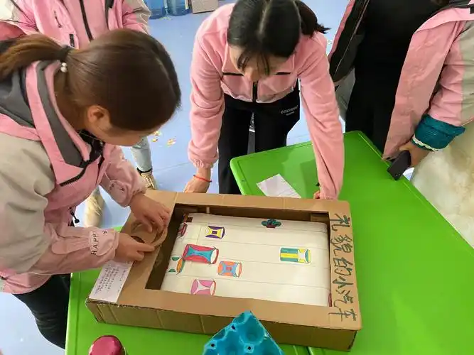 "以赛促教 点亮风彩"——晨曦幼儿园教师自制玩教具展评活动