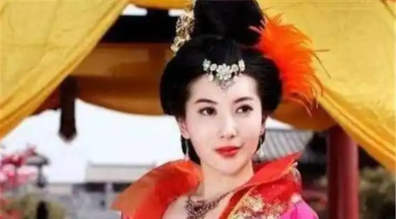 考古队员挖掘古墓,发现墓中坐着个"守墓人",守着珍宝被困千年_李仙蕙