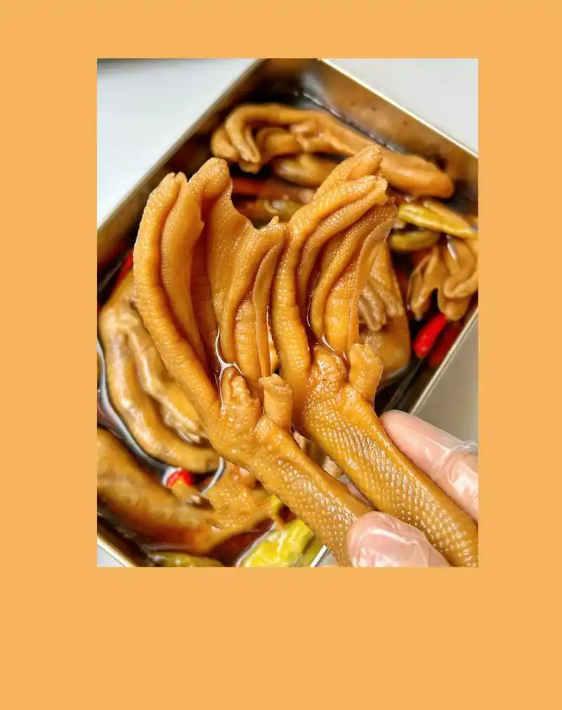 龙岩泡椒鸭爪 1.鸭爪加料酒姜片花椒煮熟,捞出清洗干净冰水泡 2.