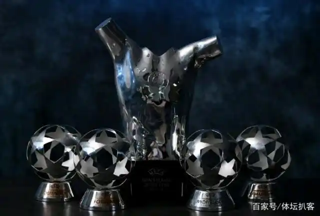 力压梅西c罗!范迪克爆冷斩获欧足联年度最佳球员,c罗颗粒无收