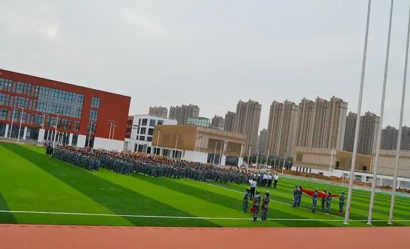 国旗飘扬 歌声嘹亮——济宁学院附中太白湖校区第一次升旗仪式报道