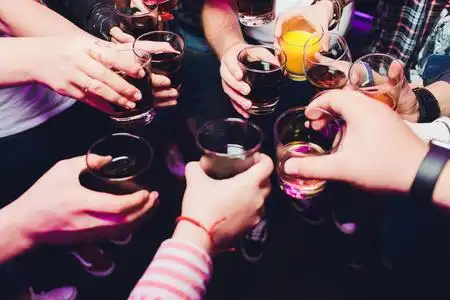 喝酒,祝酒,聚会.向活动表示祝贺.快乐的派对朋友.照片