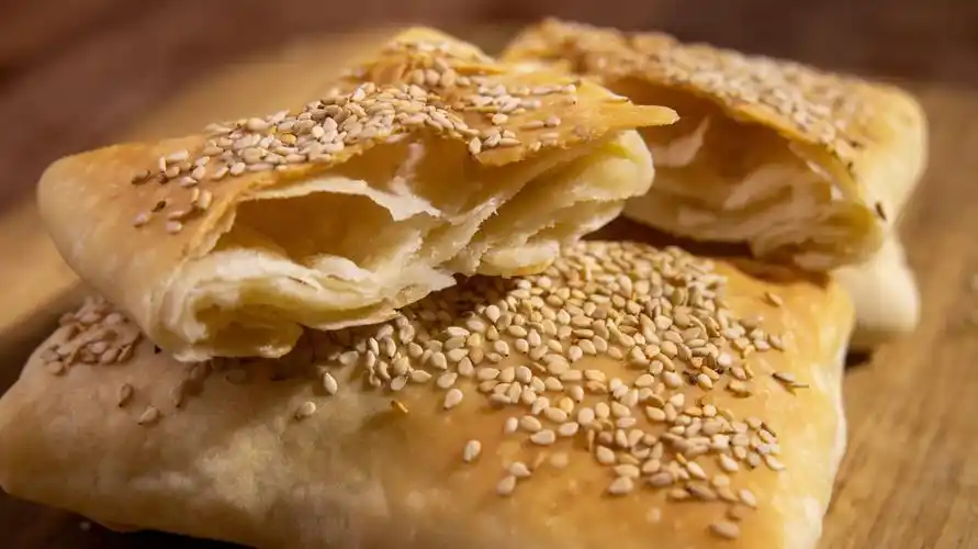 香酥可口的缸炉烧饼,外皮嘎嘣脆,内芯层层叠叠,越嚼越有劲儿