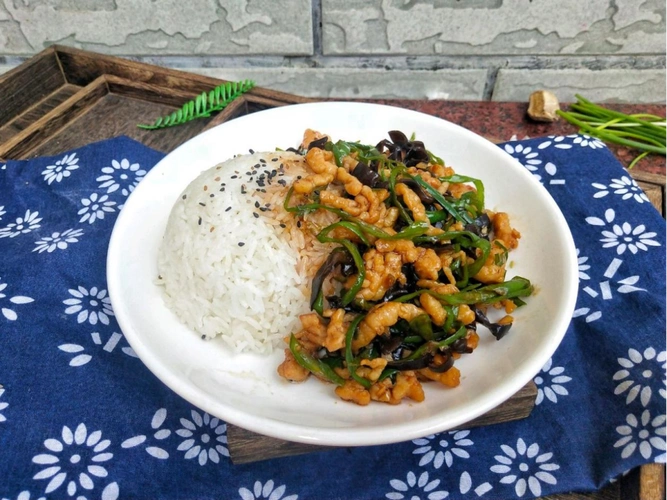 家常猪肉青椒盖饭,自己做一点也不难,饭菜一锅出