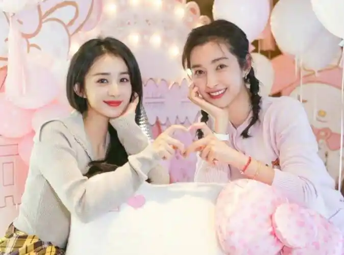 很多人一直误以为赵丽颖是李冰冰旗下的艺人,但是起是不是,她入股和颂