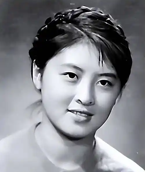 杨丽坤10张晚年照片,张张令人心痛,害她的人竟有昔日"姐妹"?