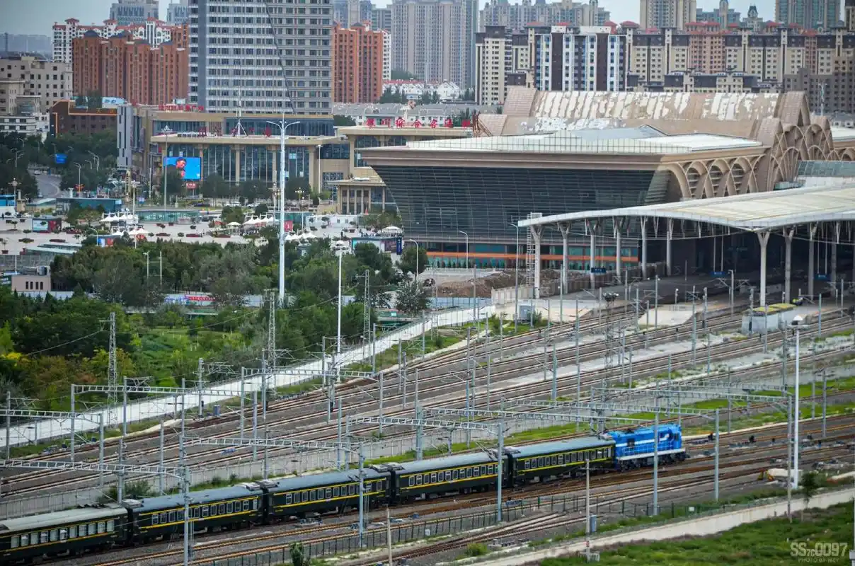 银川站 #铁路摄影 "可人们口中的永远,也只限于当时的炽热 - 抖音