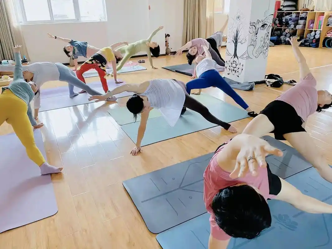 瑜伽课堂随拍,姐妹们的双人瑜伽,因为热爱,所以亲们每天坚持练 - 抖音