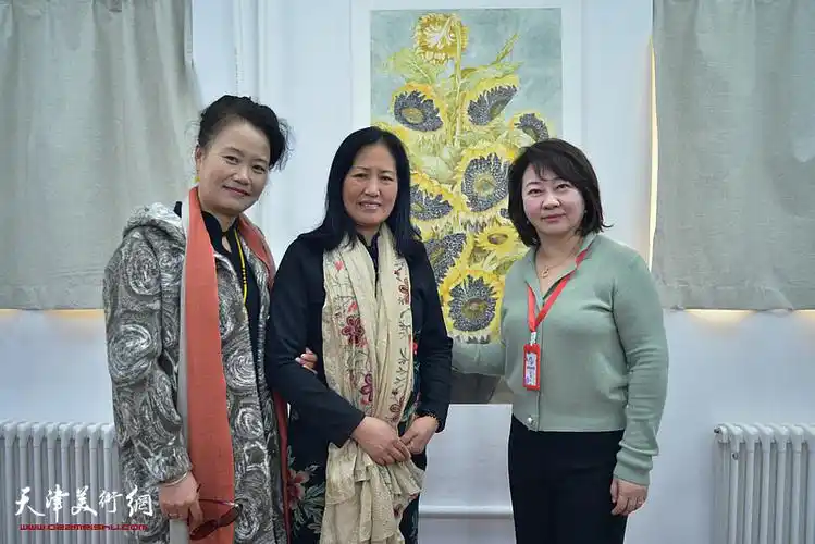 朱彤与杨秀英,韩梅在画展现场.